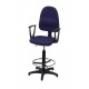 Obrotowe krzesło biurowe z podnóżkiem i podłokietnikami, tapicerowane tkaniną - KTT01p-A2
