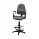 Obrotowe krzesło biurowe z podnóżkiem i podłokietnikami, tapicerowane tkaniną (szare) - KTT01p-A2